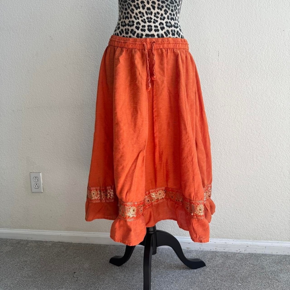 Bandolino Orange midi skirt with floral embroidery. Size L